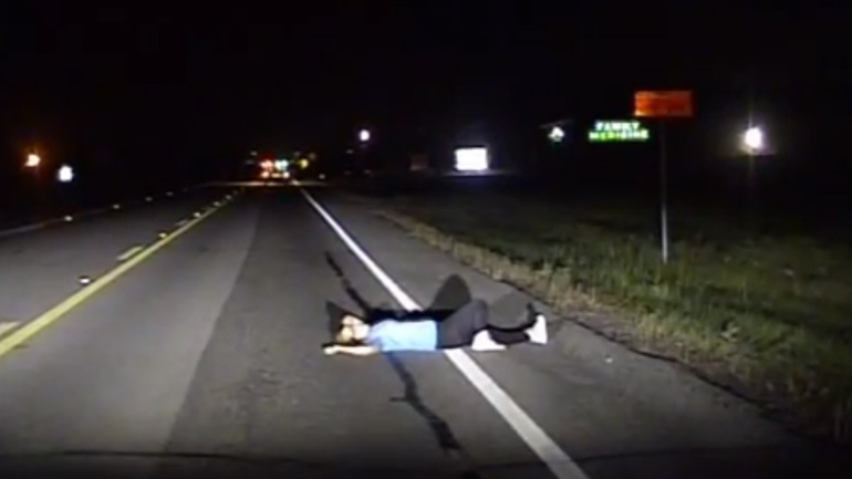 Μεθυσμένη γυναίκα βρέθηκε λιπόθυμη στην άκρη του δρόμου