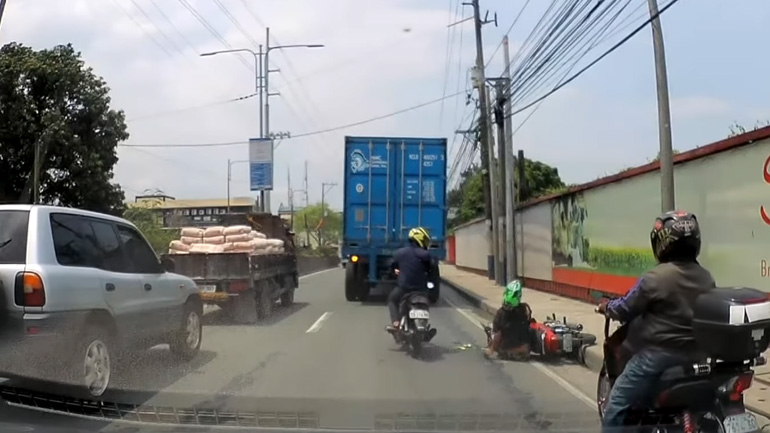 Φορτηγό περνά πάνω από το κεφάλι μοτοσυκλετιστή