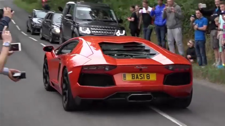 Όταν πηγαίνεις σε επίδειξη supercars με ηλεκτρικό αυτοκίνητο