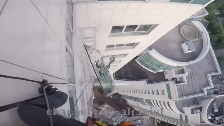 Τζάμι 380 κιλών έπεσε από ουρανοξύστη!