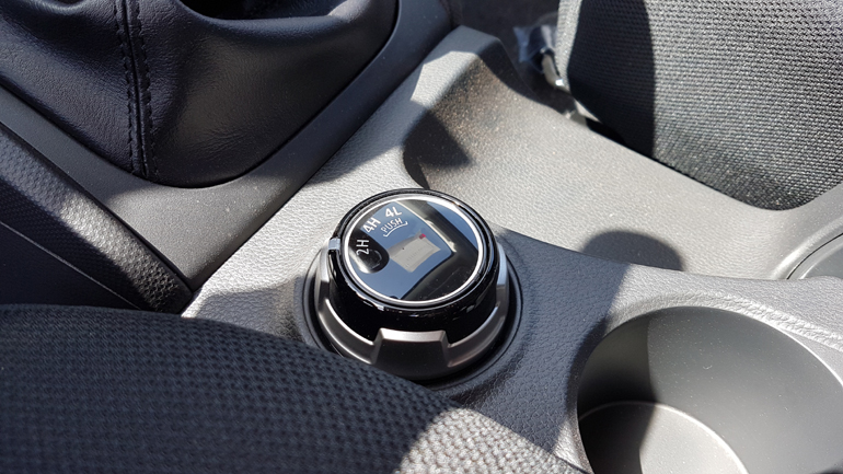 Ο περιστροφικός μοχλός όπου ο οδηγός ενεργοποιεί την τετρακίνηση...