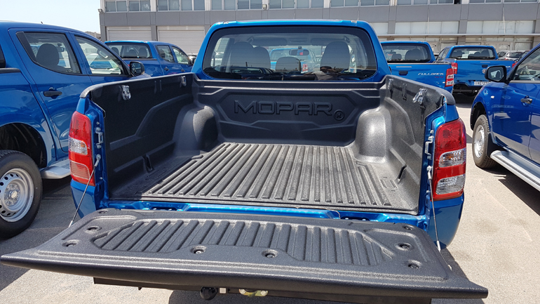 Πλαστικό κάλυμμα της Mopar στην καρότσα...