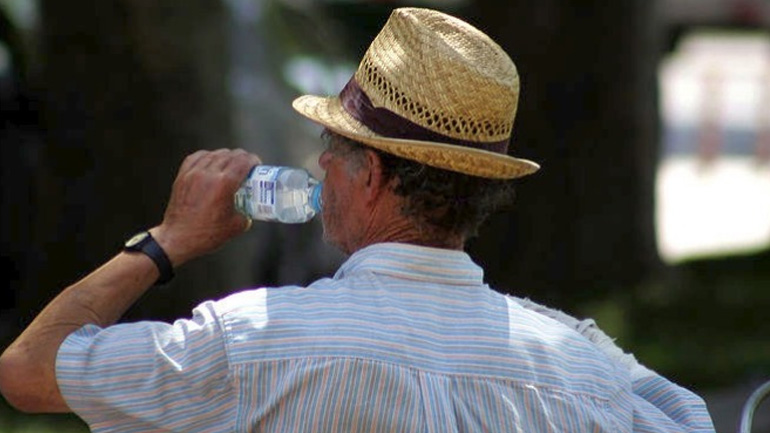 Κορυφώνεται το πρώτο κύμα ζέστης για εφέτος