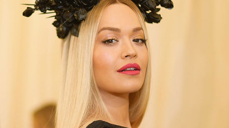 Η Rita Ora με νέο look – Έβαψε τα μαλλιά της κόκκινα