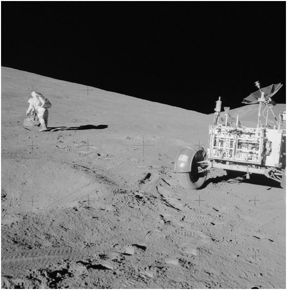 Ο αστροναύτης David Scott στην πλαγιά του Hadley Delta στην αποστολή του Apollo 15.