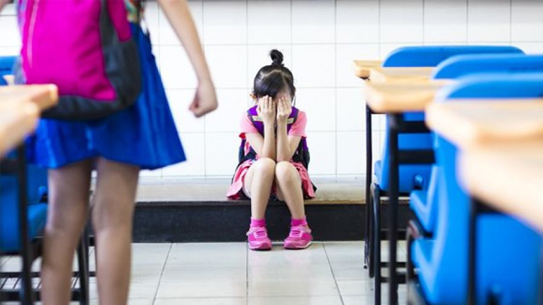 Λαμία: Κάτοικοι κυνήγησαν και προπηλάκισαν γνωστό γιατρό που παρενοχλούσε μαθήτριες