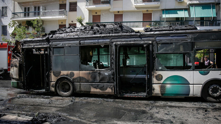 Πυρκαγιά σε λεωφορείο στα Κάτω Πατήσια – Καταστράφηκε ολοσχερώς