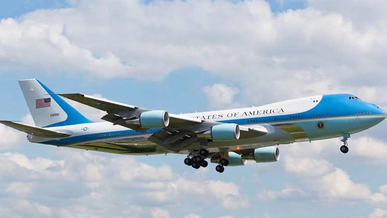 Στην Κρήτη προσγειώθηκε το Air Force One που μεταφέρει τον Τραμπ στη Σιγκαπούρη