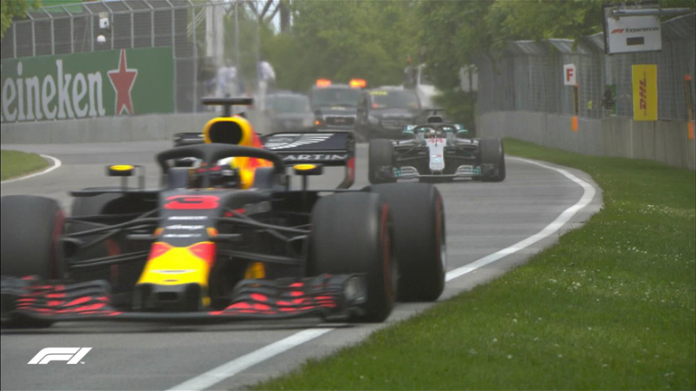 O Hamilton δεν κατάφερε να προσπεράσει τον Ricciardo και έτσι όχι μόνο τερμάτισε στην 5η θέση αλλά έχασε και την πρώτη θέση στον βαθμολογικό πίνακα από τον Vettel...