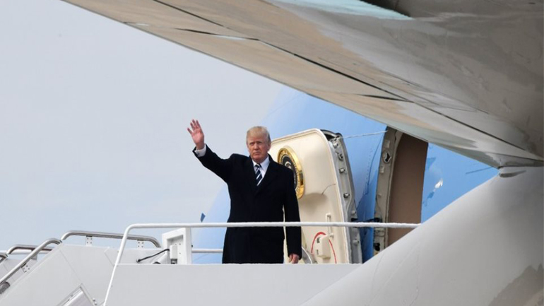 Ο Τραμπ έφτασε στην Σιγκαπούρη για την ιστορική διάσκεψη με τον Κιμ Γιονγκ Ουν