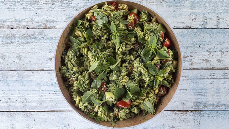 Κρύα σαλάτα με ζυμαρικά και σάλτσα πέστο