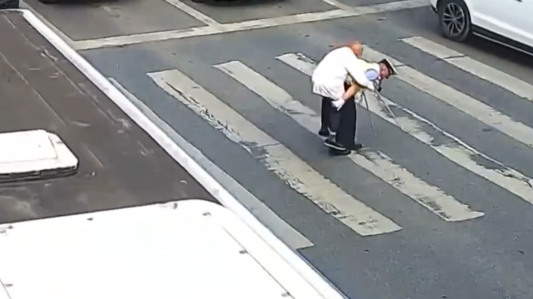 Αστυνομικός πήρε στην πλάτη ηλικιωμένο άνδρα