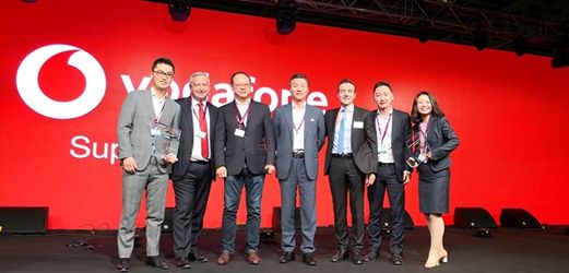 O κ. Ninian Wilson (δεύτερος από αριστερά) Global Supply Chain Director & CEO της Vodafone Procurement Company, παρέδωσε το βραβείο στον κ. Vincent Pang (τρίτος από αριστερά) Πρόεδρος της Huawei Western European Region, και στον κ. Eric Yang (πρώτος από αριστερά) Πρόεδρος του λογαριασμού Vodafone της Huawei