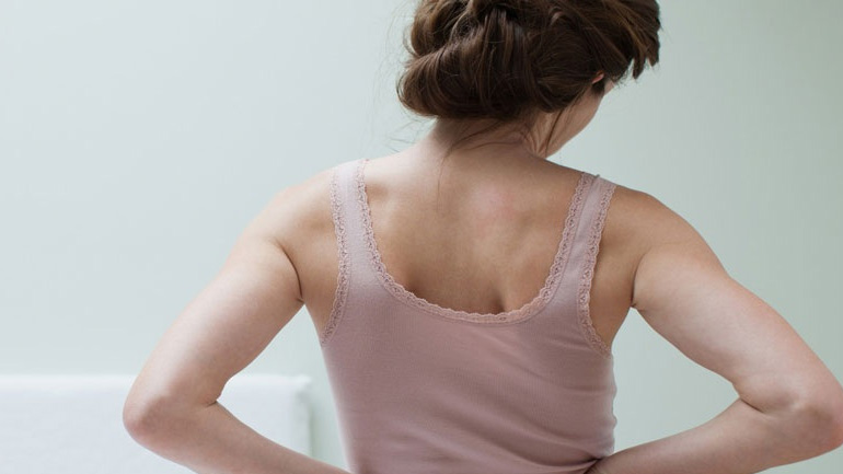 Πώς να κοιμάσαι για να αποφύγεις τον πόνο στη μέση