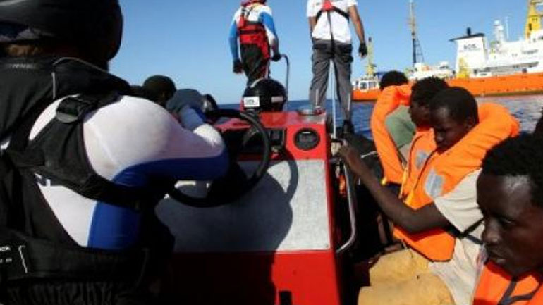 Ιταλία: Πλοίο του πολεμικού ναυτικού μεταφέρει 937 μετανάστες και πρόσφυγες στο λιμάνι της Κατάνης