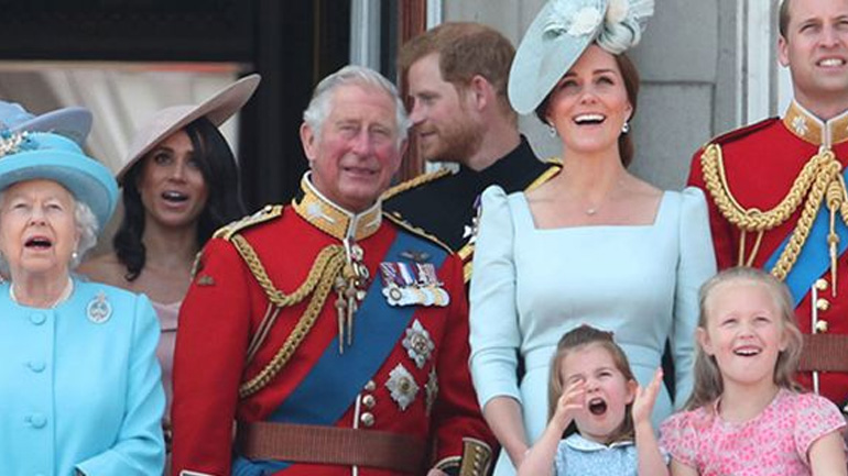 Το ατύχημα της πριγκίπισσας Charlotte στο μπαλκόνι του Buckingham!