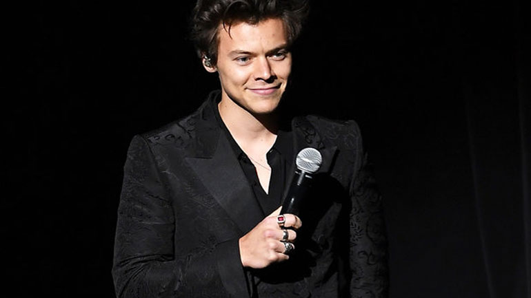 Η κιθάρα του Χάρι Στάιλς με στίκερ «End Gun Violence»