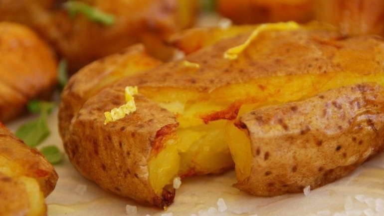 Λαχταριστές πατάτες στον φούρνο με λευκό κρασί