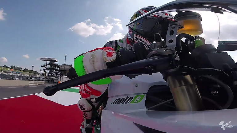 O Max Biaggi και η ηλεκτρική Energica Ego Corsa στην πίστα του Mugello O Max Biaggi και η ηλεκτρική Energica Ego Corsa στην πίστα του Mugello