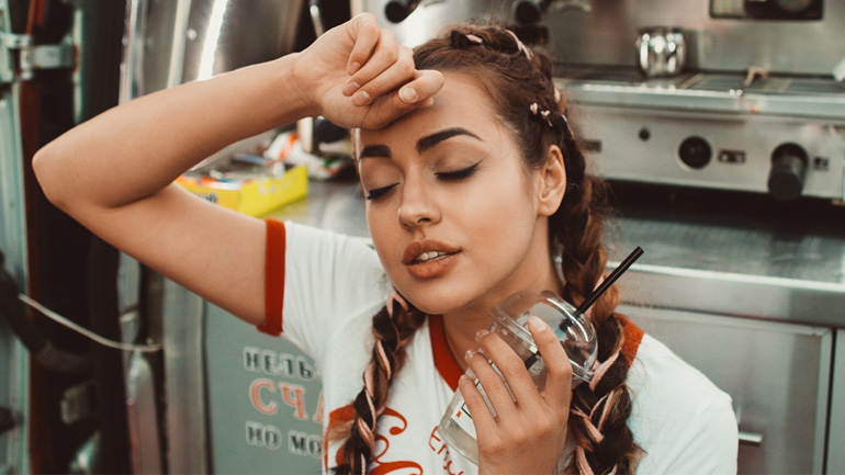 3 κόλπα για να μη γίνεσαι μούσκεμα στον ιδρώτα