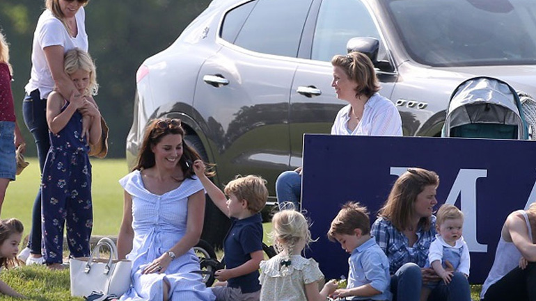 Το Zara φόρεμα της Kate Middleton που είναι ιδανικό για αυτήν τη σεζόν!