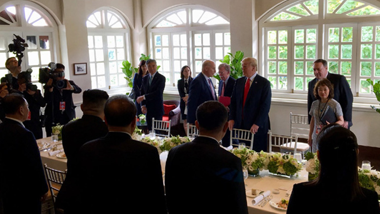 Τραγανό χοιρινό και τάρτα μαύρης σοκολάτας στο μενού των Τραμπ – Κιμ