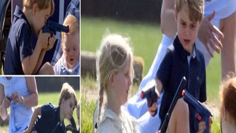 Θύελλα αντιδράσεων με τις φωτογραφίες του πρίγκιπα George να παίζει με πλαστικό όπλο και μαχαίρι