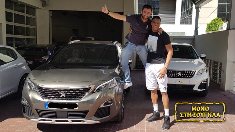 Ο Γιάννης Αντετοκούνμπο παραλαμβάνει στην Ελλάδα το νέο του SUV…