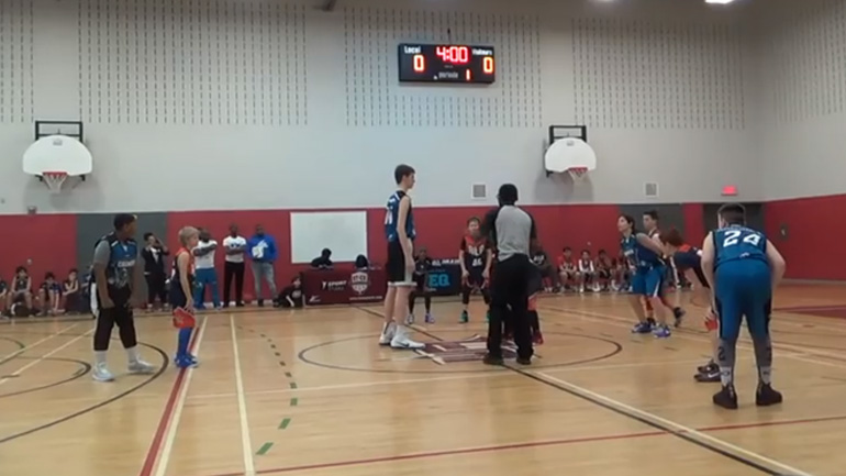 Μπασκετμπολίστας 12 ετών με ύψος 2,13μ Μπασκετμπολίστας 12 ετών με ύψος 2,13μ