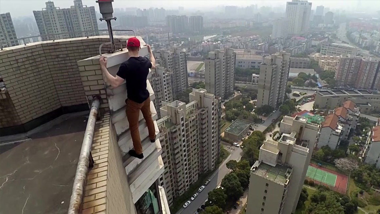 Κόλπα σε ουρανοξύστη που κόβουν την ανάσα!