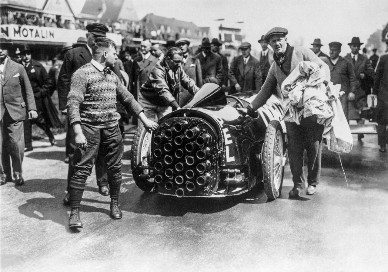 Πριν από 90 χρόνια η Opel προκαλούσε δέος με τις υψηλές ταχύτητες των πρωτότυπων οχημάτων της...