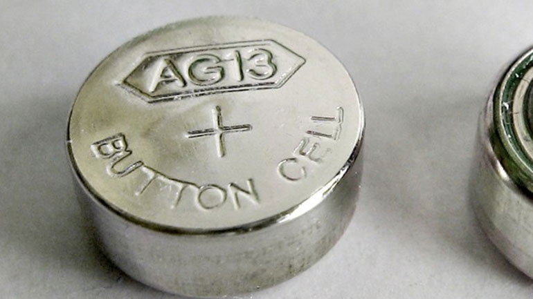 Έρευνα: Εάν το παιδί καταπιεί μπαταρία, δώστε του αμέσως μέλι