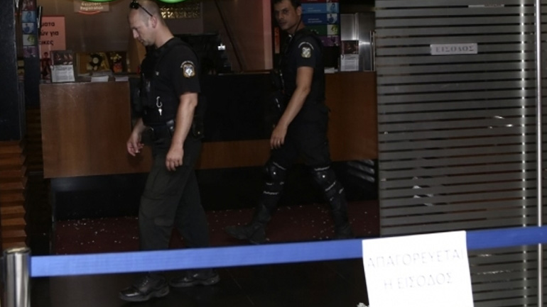 Επίθεση στην Ελληνοαμερικανική Ενωση: Πιστόλι και αλεξίσφαιρο στο σπίτι της 23χρονης