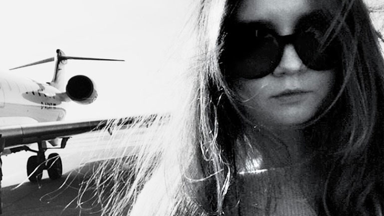 Η  ιστορία της Anna Delvey, της γυναίκας που εξαπάτησε την κοσμική ελίτ της Νέας Υόρκης, έρχεται  στο Netflix
