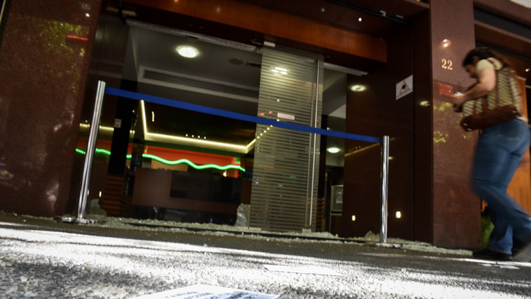 Στον εισαγγελέα δύο άτομα που συνελήφθησαν για την επίθεση στην Ελληνοαμερικανική Ένωση στο Κολωνάκι