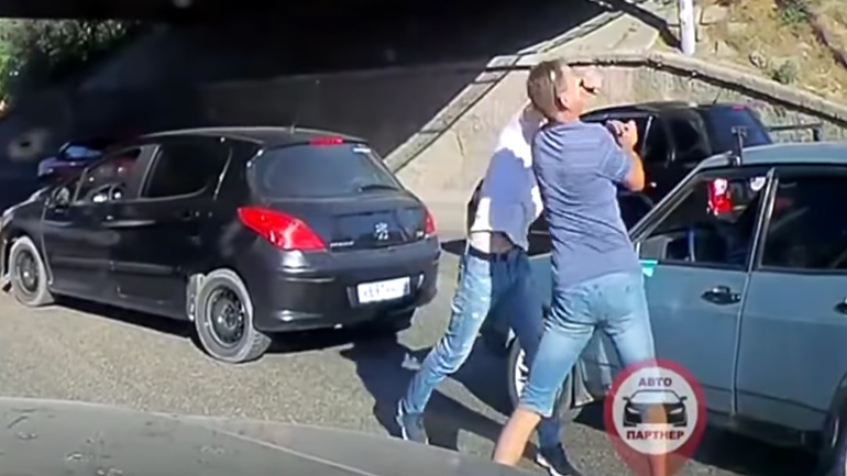 Με ένα κροσέ σωριάστηκε στον δρόμο…