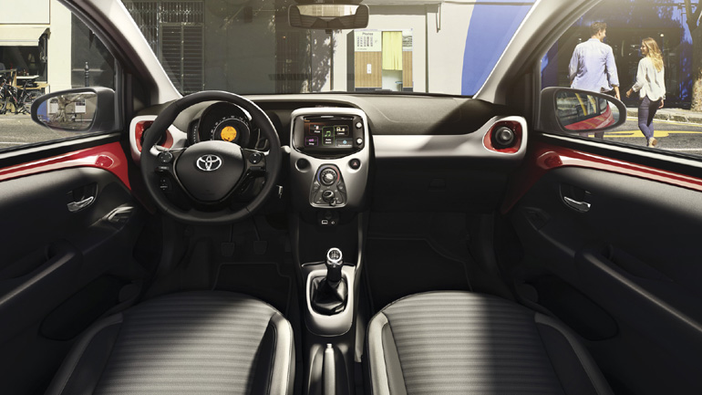 Αυτή είναι η εικόνα του σαλονιού του μικρού ιαπωνικού μοντέλου