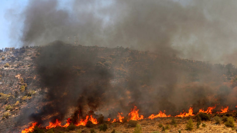 Σε εξέλιξη η πυρκαγιά στην Αλόννησο