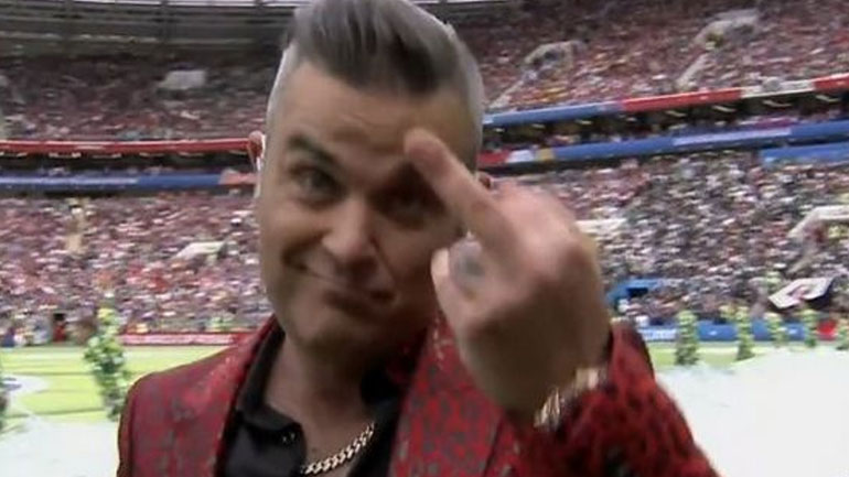 Ο Ρόμπι Γουίλιαμς ύψωσε το μεσαίο του δάκτυλο στην τελετή έναρξης του Μουντιάλ