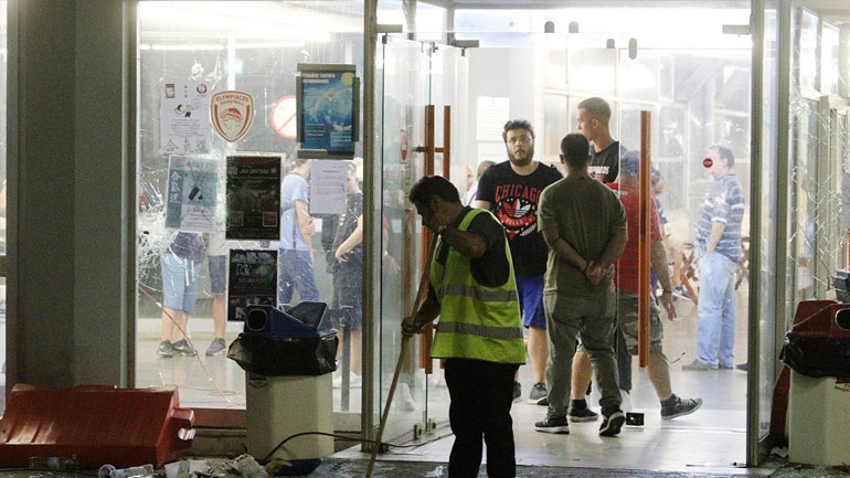 Επεισόδια έξω από το ΣΕΦ: Μολότοφ και καμένο βαν – Τρεις τραυματίες αστυνομικοί