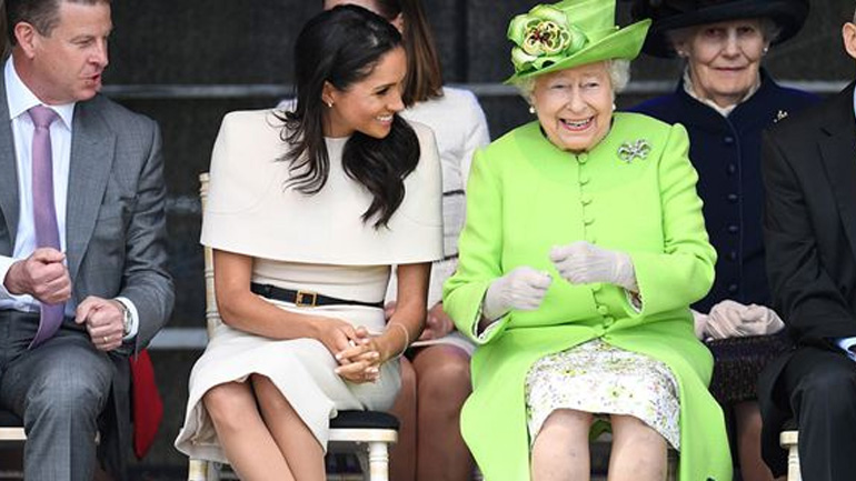 Επιτομή της κομψότητας η Meghan Markle στην πρώτη της κοινή solo εμφάνιση με τη βασίλισσα Ελισάβετ