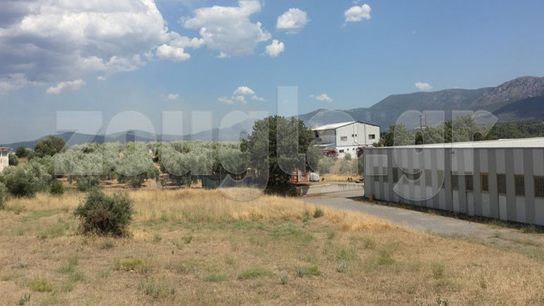 Στις φλόγες εργοστάσιο στα Οινόφυτα