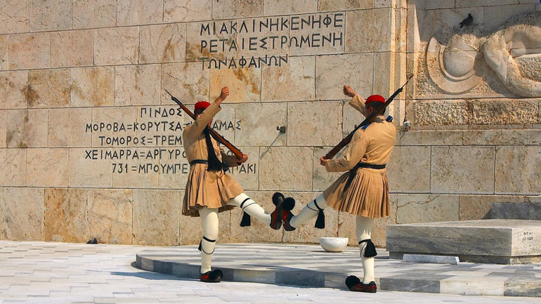 EUobserver: «Η ελληνική έξοδος από το πρόγραμμα διάσωσης παίρνει μορφή»