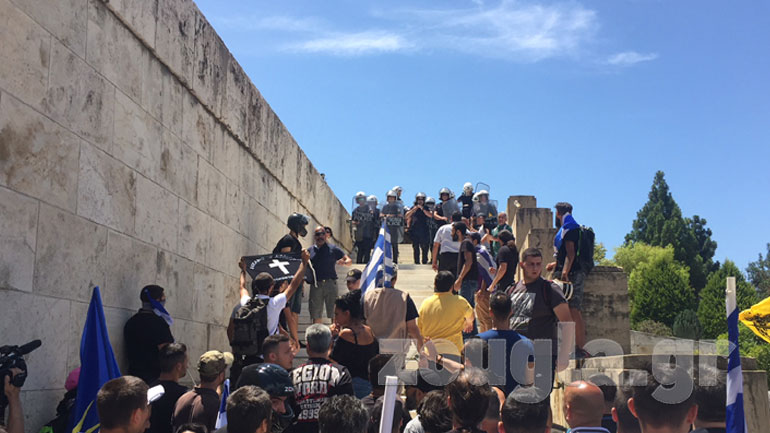 Μικροένταση στα σκαλάκια της Βουλής