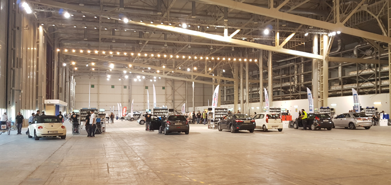 Η αίθουσα της ξιφασκίας είχε μετατραπεί σε ένα τεράστιο φανοποιείο