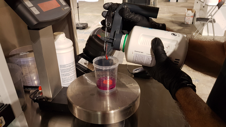 Κάπως έτσι φτιάχνεται το χρώμα που χρησιμοποιείται στη βαφή των αυτοκινήτων όταν πρόκειται για επισκευή (δείτε περισσότερα στο σχετικό video παραπάνω)