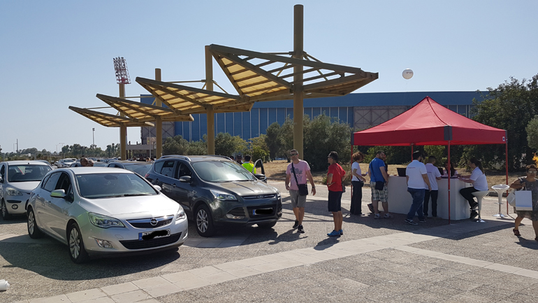 Τα αυτοκίνητα φτάνουν στον χώρο όπου βρίσκεται η αίθουσα ξιφασκίας για καταγραφή προκειμένου να πάρουν τον δρόμο της... επισκευής