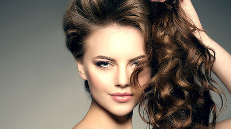 Δες ποιες τροφές αποδυναμώνουν και καταστρέφουν τα μαλλιά σου!