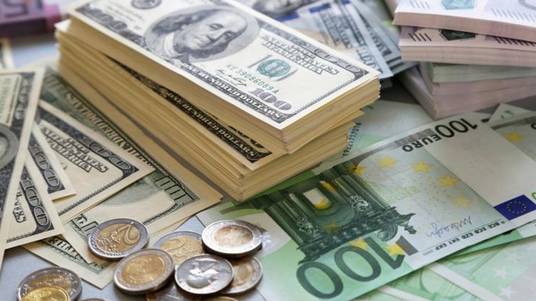 Yποχωρεί το ευρώ