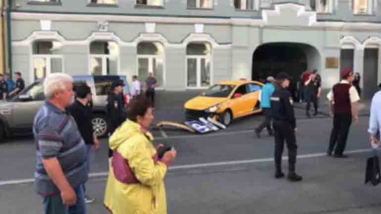 Ταξί έπεσε πάνω σε πλήθος στο κέντρο της Μόσχας